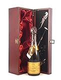 Veuve Clicquot Brut Champagne 1959 (1/2 bottle) in einer mit Seide ausgestatetten Geschenkbox, da zu 4 Weinaccessoires, 1 x 375ml