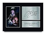 HWC Trading A4 Sylvester Stallone Rambo John Presents gedrucktes Autogramm Bild für Film-Fans – A4