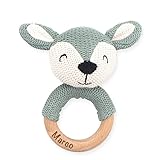 Beißring Greifling Rassel Holz und Strick mit Lasergravur und Name | Handmade Babyspielzeug | Babygeschenk zur Geburt für neugeborene | Reh in Grün (Ash Green)