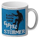 Echte Kerle sind Gipfelstürmer Glitzer-Kaffeebecher für Kletterer in blau als Geschenk für jeden der leidenschaftlich Berge besteigt und die frische Bergluft liebt