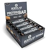 Bodylab24 Crispy Protein Bar 12 x 65g, Protein-Riegel mit 27g Eiweiß pro Riegel, Zuckerarmer Fitness Snack, Knuspriger Eiweißriegel mit vielen Ballaststoffen, Crispy Schokolade