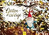 Gartenzwerge Premium Kalender 2023 DIN A3 Wandkalender Weltweit Gartenzwerg Zwerg Garten Wald Schaukel Dekoration Blumen Laterne Bank Zipfelmütze Natur